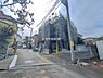 外観：前面道路を含めた現地写真です。
