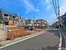 外観：前面道路を含めた現地写真です。