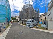 前面道路を含めた現地写真です。