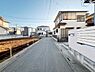 外観：前面道路を含めた現地写真です。