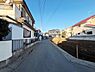 外観：前面道路を含めた現地写真です。