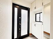 綺麗で明るい玄関でお客様をお迎えいただけます。