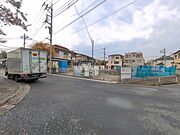 前面道路を含めた現地写真です。