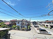 バルコニーからの眺望です。明るい陽射しを浴びながらゆったりと過ごすのも良いですね。