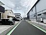 外観：前面道路を含めた現地写真です。