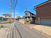 前面道路を含めた現地写真です。
