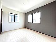 明るい広々とした主寝室でご家族ゆっくりお休みになれますね。