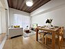 キッチン：お食事中もキッチンと会話が楽しめるダイニングスペース。