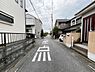 外観：前面道路を含めた現地写真です。