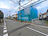 外観：前面道路を含めた現地写真です。