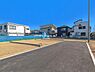 外観：前面道路を含めた現地写真です。
