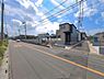 外観：前面道路を含めた現地写真です。