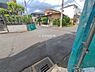 外観：前面道路を含めた現地写真です。
