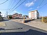 外観：前面道路を含めた現地写真です。
