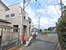 外観：前面道路を含めた現地写真です。