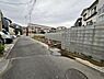 外観：前面道路を含めた現地写真です。