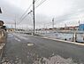 外観：前面道路を含めた現地写真です。