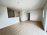 お食事中もキッチンと会話が楽しめるダイニングスペース。