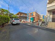 前面道路を含めた現地写真です。