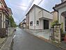 外観：前面道路を含めた現地写真です。