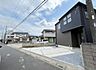 外観：前面道路を含めた現地写真です。