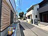 外観：前面道路を含めた現地写真です。