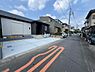 外観：前面道路を含めた現地写真です。