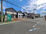 外観：前面道路を含めた現地写真です。