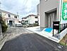 外観：前面道路を含めた現地写真です。