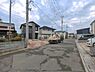 外観：前面道路を含めた現地写真です。