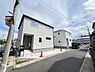 外観：前面道路を含めた現地写真です。住宅地につき落ち着いた新生活を始められそうです。