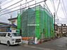 外観：前面道路を含めた現地写真です。
