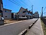 外観：前面道路を含めた現地写真です。