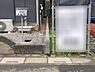 外観：前面道路を含めた現地写真です。