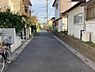 外観：前面道路を含めた現地写真です。住宅地につき落ち着いた新生活を始められそうです。