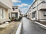 外観：前面道路を含めた現地写真です。