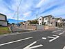 外観：前面道路を含めた現地写真です。