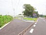 外観：前面道路を含めた現地写真です。