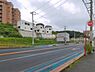 外観：前面道路を含めた現地写真です。