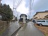 外観：前面道路を含めた現地写真です。