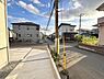 外観：前面道路を含めた現地写真です。