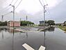 外観：前面道路を含めた現地写真です。