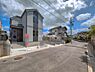 外観：前面道路を含めた現地写真です。