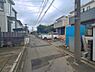 外観：前面道路を含めた現地写真です。