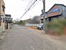 外観：前面道路を含めた現地写真です。