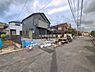 外観：前面道路を含めた現地写真です。