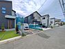外観：前面道路を含めた現地写真です。