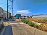 外観：前面道路を含めた現地写真です。
