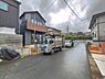 外観：前面道路を含めた現地写真です。
