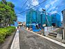 外観：前面道路を含めた現地写真です。